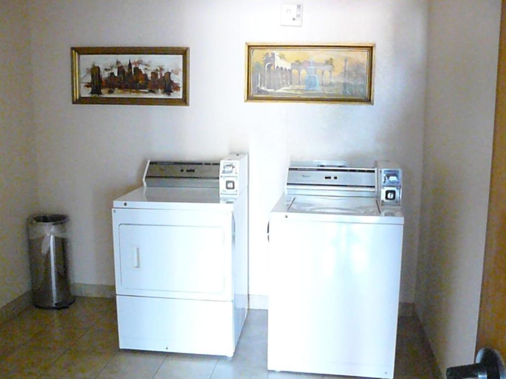 במוטל Super 8 By Wyndham צ'יילדרס מראה חיצוני תמונה